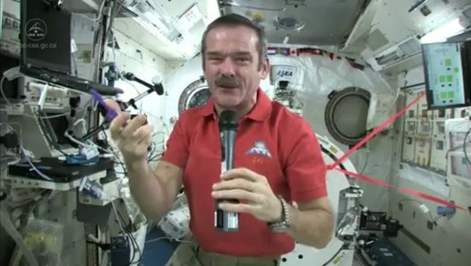 astronauta se lava los dientes